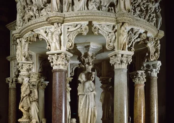 Die theologischen Tugenden und Herkules links (Detail) von skulptierten Gruppen, die die Kanzel stützen. Marmorskulptur von Giovanni Pisano (1248-1314). 1302-1311 Kathedrale von Pisa (Duomo di Santa Maria Assunta di Pisa), Italien