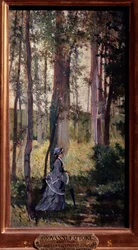 Elegante Frau spaziert im Wald