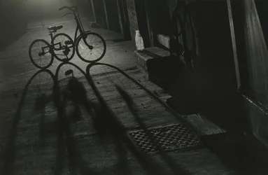 Silhouette eines Dreirads bei Nacht