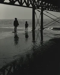 Zwei Kinder spielen am Strand