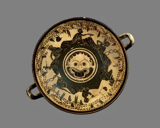 Attische schwarzfigurige Schale, dekoriert mit einem Gorgonen-Kopf-Tondo, umgeben von sechs liegenden Männern, die an einem Symposium teilnehmen, im Stil des Andokides-Malers, ca. 500 v. Chr. (Keramik)
