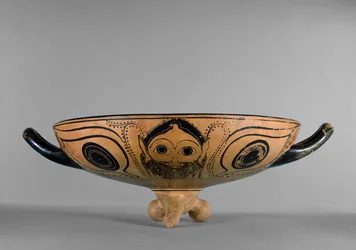 Attische schwarzfigurige Schale, dekoriert mit einem Gorgonen-Kopf-Tondo, umgeben von sechs liegenden Männern, die an einem Symposium teilnehmen, im Stil des Andokides-Malers, ca. 500 v. Chr. (Keramik)