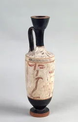 Attische weiße Lekythos, die ein junges Mädchen zeigt, das ein Grabopfer darbringt, ca. 420 v. Chr.