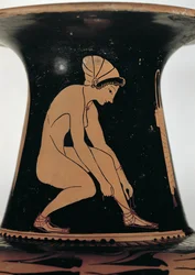 Kauernde Frau, die ihre Sandale bindet (Detail)