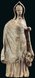 Figur einer Frau, die einen Chiton und einen Himation trägt, möglicherweise aus Myrina, Kleinasien, 250-200 v. Chr.