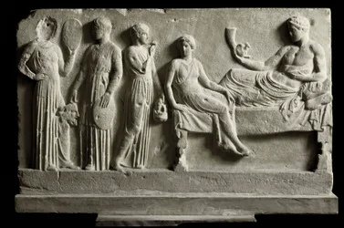 Griechische Kunst: niedriges marmornes Votivrelief, das Dionysos Bacchus von Komödianten gewidmet wurde. Es stellt „Die Bakchen“ von Euripides dar, 410 v. Chr., Athen, Archäologisches Nationalmuseum. Bakchen (nach der Tragödie von Euripides, 480-406 v.