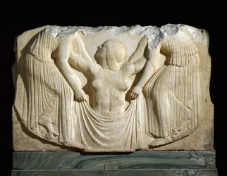 Griechische Kunst: „Die Geburt der Venus, die, von den Horen gestützt, aus den Wellen steigt“ Relief des Ludovisischen Throns aus Lokroi. 460-450 v. Chr. - Museo Nazionale Romano (Palazzo Altemps) - Magna Graecia (Großgriechenland): Ludovisischer Thron