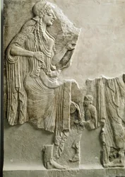 Griechische Antike: „Eine Familie opfert der Göttin Athena“ (Relief, 550 v. Chr.)