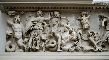 Griechische Kunst: Darstellung von Hekate und Artemis. Fries des Zeusaltars in Pergamon, Flachrelief von Eumenes II.
