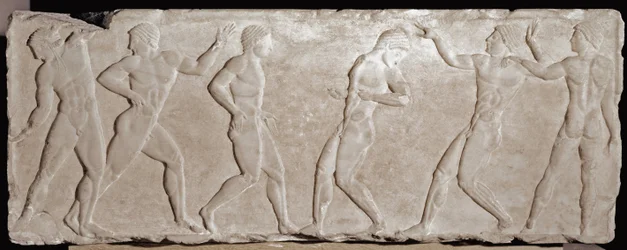 Marmorrelief eines Grabkouros, das sechs Athleten darstellt