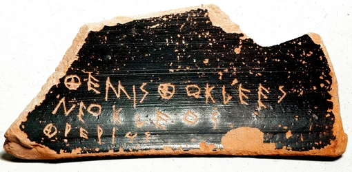 Ostrakon (oder Ostrakon) (Plural: Ostraka oder Ostraka), Tonscherben, die bei Ostrakismosverfahren im antiken Griechenland als Stimmzettel dienten. 480 v. Chr., Athen. Agora-Museum.