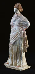 Statuette einer Frau mit drapierten Kleidern, aus Tanagra, Böotien
