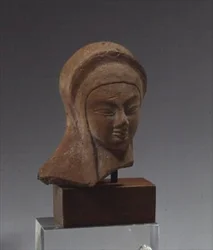 Weiblicher Kopf, Fragment einer Statue des Spedos-Typs mit verschränkten Armen, frühe Kykladische II Periode, ca. 2700-2400 v. Chr. (Marmor)