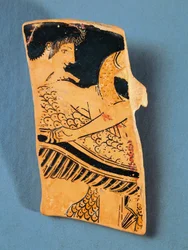 Fragment einer attischen Platte, die Apollo zeigt, wie er auf einem Schwan ins Land der Hyperboreer fliegt, von Maler Euphronios, rotfigurige Keramik