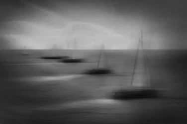 Verschwommene Segelboote auf dem Meer
