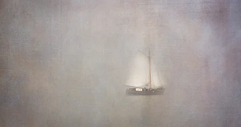 Segelboot im Nebel