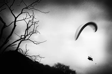 Dramatischer Paraglider-Flug