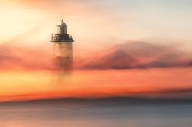 Träumerischer Leuchtturm-Sonnenuntergang