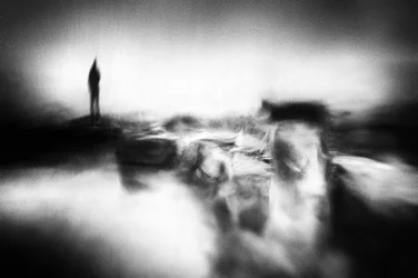 Einsame Gestalt im Nebel