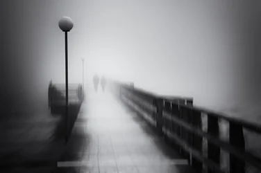 Geheimnisvoller nebliger Pier Spaziergang