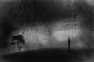 Einsame Figur Regenlandschaft