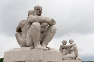 Granit-Skulpturen von zwei nackten Männern, die Rücken an Rücken sitzen; Skulptur von zwei Frauen im Rücken, Skulptur im Frognerpark, Oslo, Norwegen (Granit)