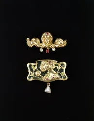 Eine Jugendstil-Brosche von Gustave-Roger Sandoz und eine Jugendstil-Brosche aus Metall mit plique a jour und einem Perlenanhänger, goldfarbene Brosche und Edelsteine, ca. 1900