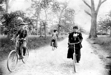 Maynard MacDonald und seine Großmutter Hannah Maynard beim Radfahren im Beacon Hill Park, Victoria, um 1895