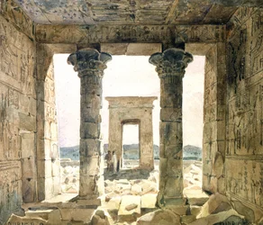 Ruinen des Tempelkomplexes in Dendera: Blick zwischen zwei Säulen zum Tor (Pylon)