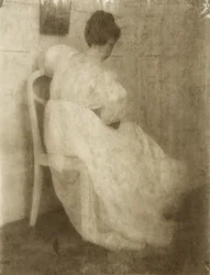 Mary Warner auf einem weißen Stuhl, ca. 1910