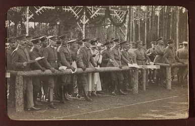 Erster Weltkrieg: Die Ukraine in den Jahren 1914-1916 während der Invasion der deutschen Armee. Gruppe von Soldaten (s/w Foto)