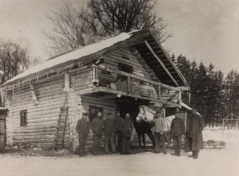 Erster Weltkrieg: die Ukraine in den Jahren 1914-1916 während der Invasion der deutschen Armee. Militärfront eines Hauses
