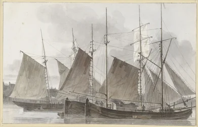 Vor einer Stadt vertäute Segelschiffe