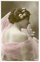 Frau mit rosa Schal