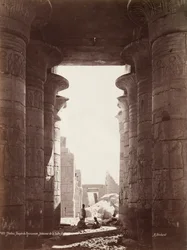 Theben, Tempel des Ramesseum, Innenraum der Hypostylhalle, 1870er