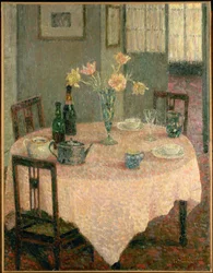 Interieur mit rosa Tischdecke