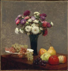 Astern und Früchte auf einem Tisch