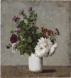 Blumenstillleben: Herbstchrysanthemen in einer weißen Vase