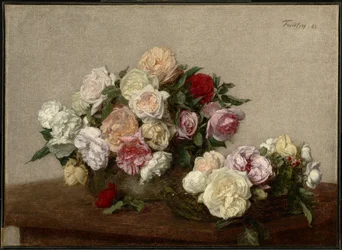 Rosen in einer Schale und auf einem Teller