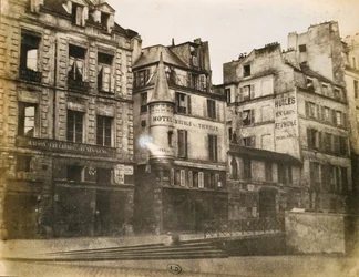 Blick auf eine Pariser Straße in Richtung Hôtel de Ville, ca. 1851
