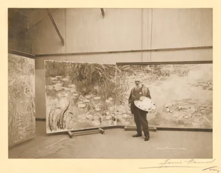 Claude Monet (1840-1926) vor seinen Gemälden 