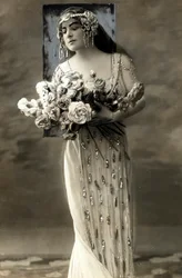 Ganzkörperporträt von Lucy Arbell, französische Opernsängerin, im Kostüm