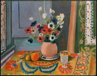 Anemonen in einer irdenen Vase
