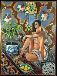 Dekorative Figur auf ornamentalem Grund