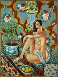 Dekorative Figur auf ornamentalem Hintergrund
