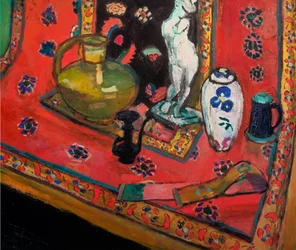 Statuette und Vasen auf einem orientalischen Teppich