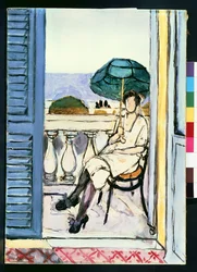 Frau mit grünem Sonnenschirm auf einem Balkon