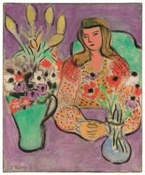 Junge Frau mit Anemonen auf lila Hintergrund