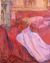 Frau auf einem roten Sofa sitzend