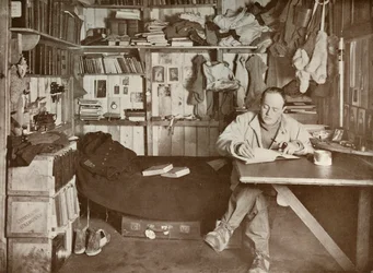 Kapitän Scott in seinem Arbeitszimmer, um 1911, 1913